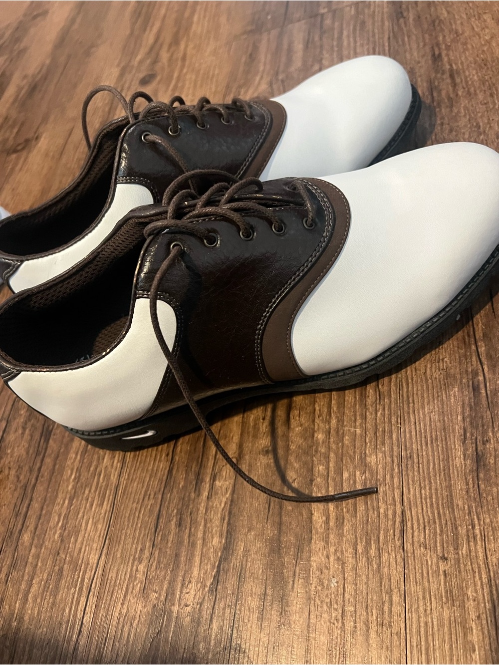 Nike Men’s Two-Tone Athletic Golf Shoes in White and Brown